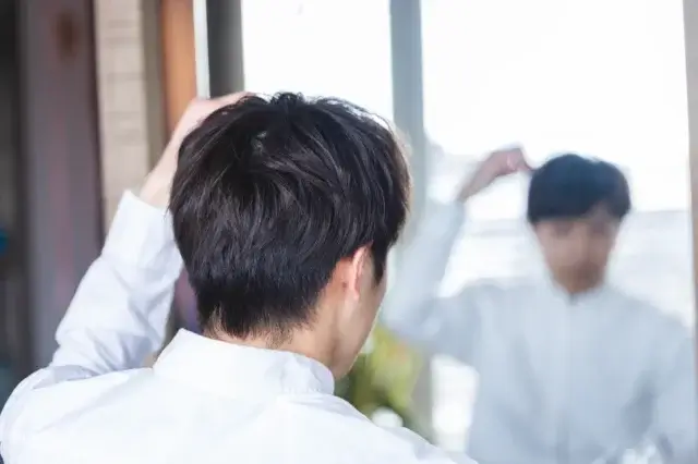 なぜ30代の薄毛はセルフチェックだけでなく専門クリニックを受診すべき？