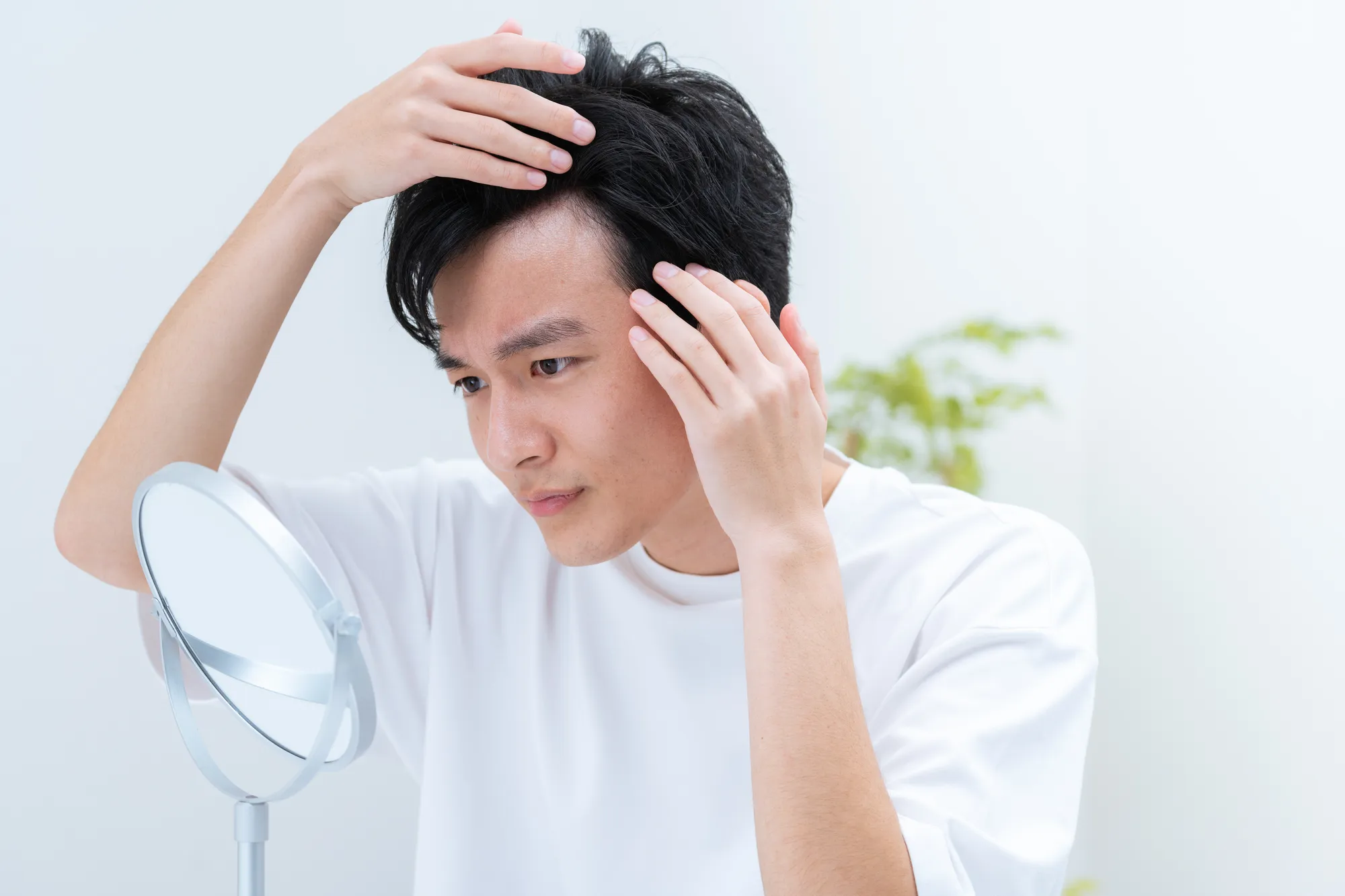 若年性脱毛症とは？10代・20代の薄毛の原因と見分け方、対策を徹底解説