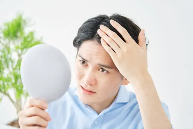 なぜ若くして薄毛に？複雑に絡む原因を解説