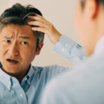 抜け毛が増える季節に要注意！正常な抜け毛とAGAの見分け方を専門医が解説