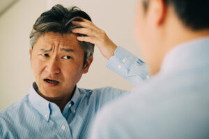 抜け毛が増える季節に要注意!正常な抜け毛とAGAの見分け方を専門医が解説